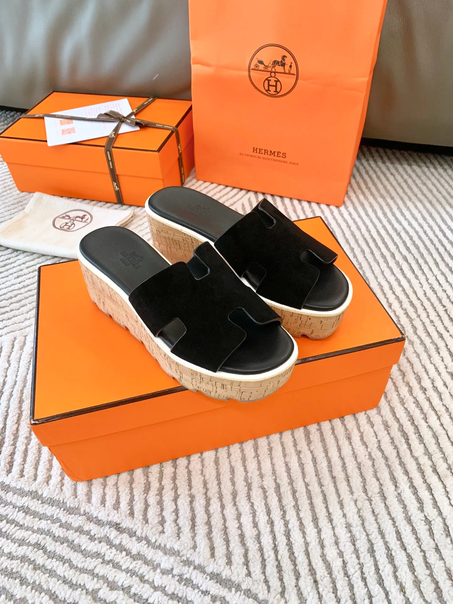 👟👟Ex-factory price 500👟👟 Peak enamel is made by hand, supreme purchasing agent level! Hermes spring and summer new slippers, high-end customization, exclusive products, the highest version in the industry, authentic mold opening and customization, laminating technology, heavy investment in development of a fully matched steel mold, perfect authentic version of the logo, exclusive correct version of the original font, Italian original calfskin cut upper, non-slip rubber outsole, lining: foot pads, pure imported Italian mixed breed, environmentally friendly goatskin, genuine leather welt, original packaging size: 34~41 (34.40. 41) Customized-no returns or exchanges